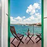 Apartament Seaside House Andrea - 3br With Balcony & Sea View By Irundo *