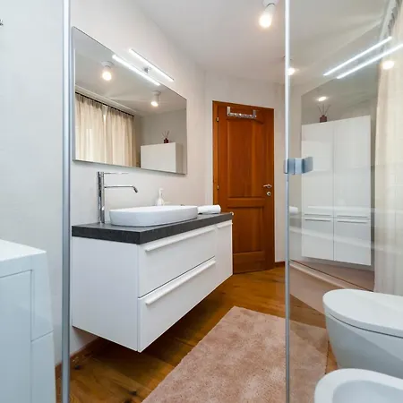 Apartment Seaside House Andrea - 3br With Balcony & Sea View By Irundo