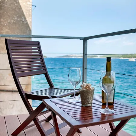 Apartment Seaside House Andrea - 3br With Balcony & Sea View By Irundo *
