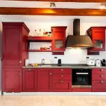 Seaside House Andrea - 3br With Balcony & Sea View By Irundo